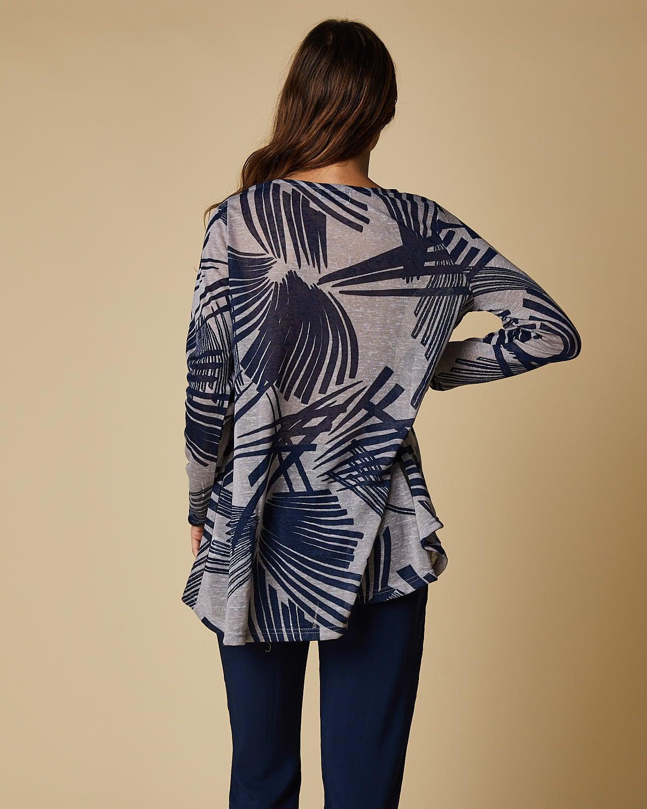 CURVED HEM TOP