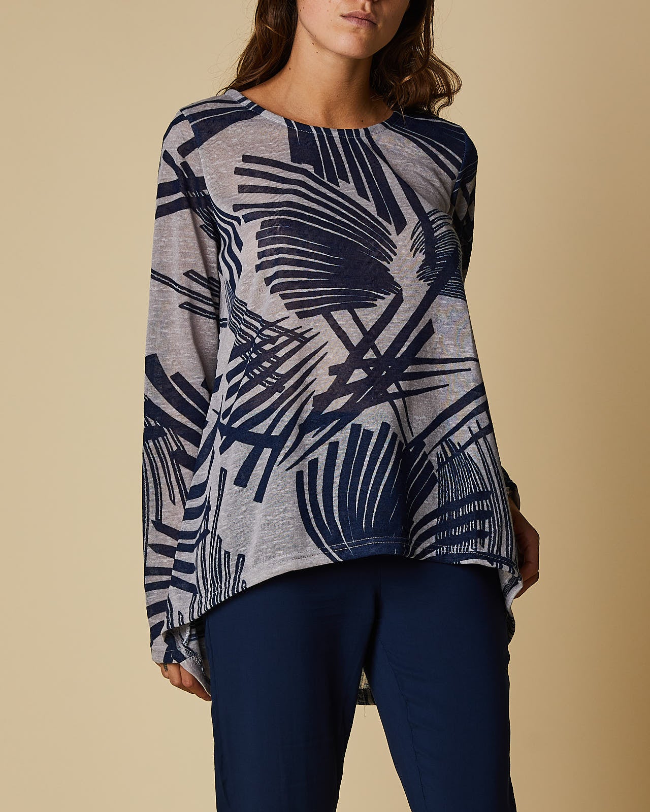 CURVED HEM TOP