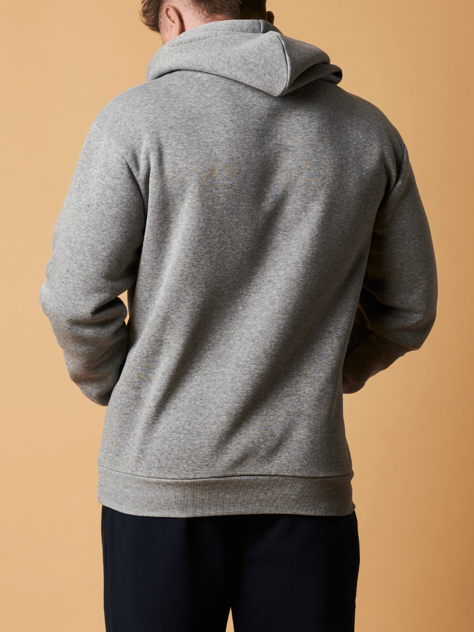 HOODIE W/ KANGA POCKETS AND CHEST PRINT