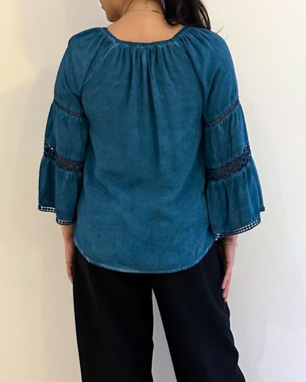 CREW NECK PEASANT TOP W/ LACE TRIM