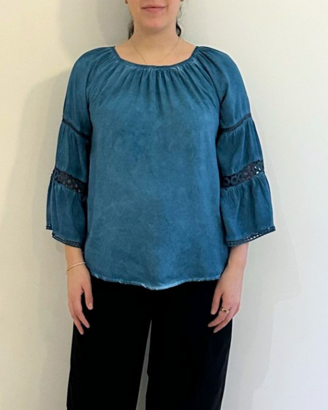 CREW NECK PEASANT TOP W/ LACE TRIM