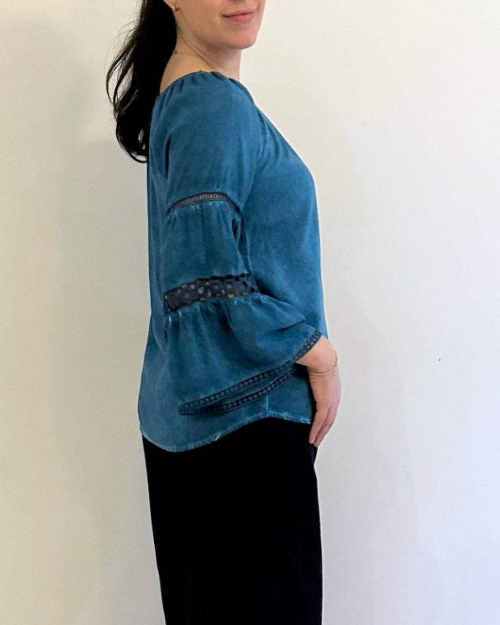 CREW NECK PEASANT TOP W/ LACE TRIM