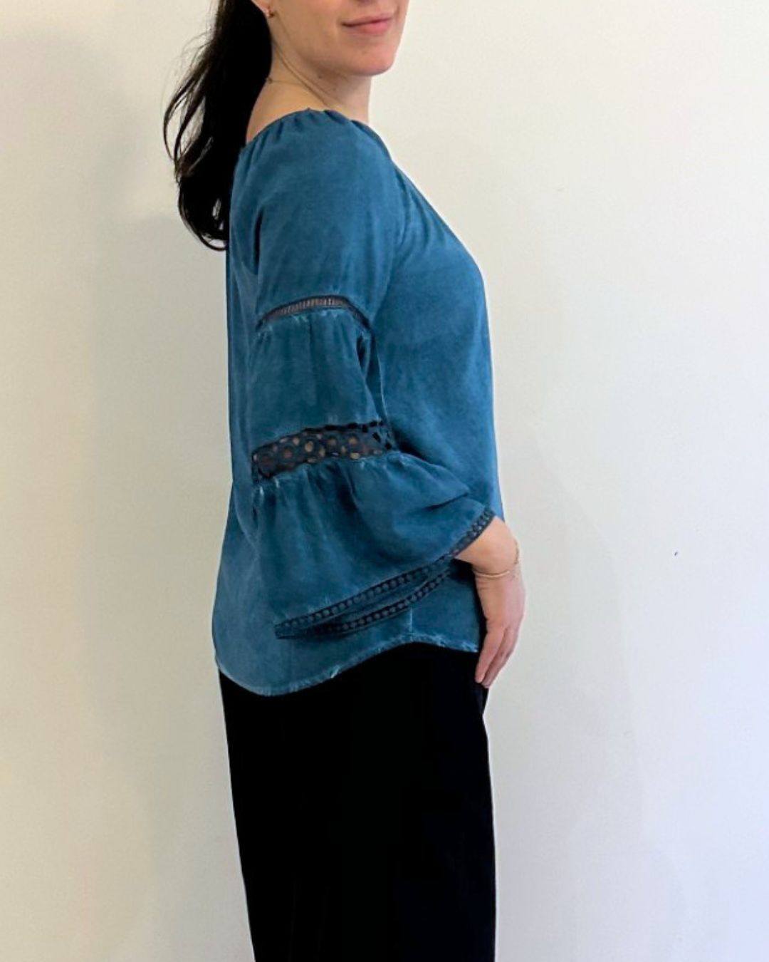 CREW NECK PEASANT TOP W/ LACE TRIM