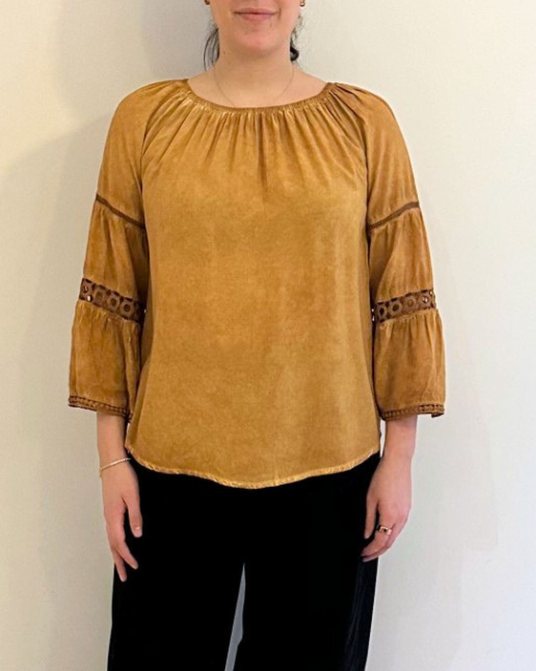 CREW NECK PEASANT TOP W/ LACE TRIM