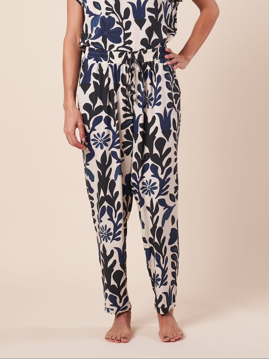 ELASTIC WAIST PANT W/ TURN UP CUFF
