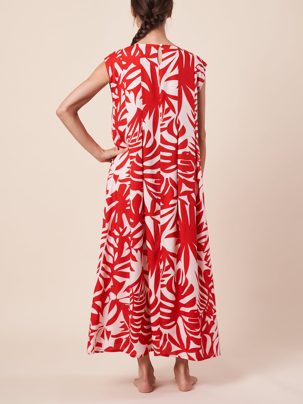 SLEEVELESS PLEATTUCK DRESS