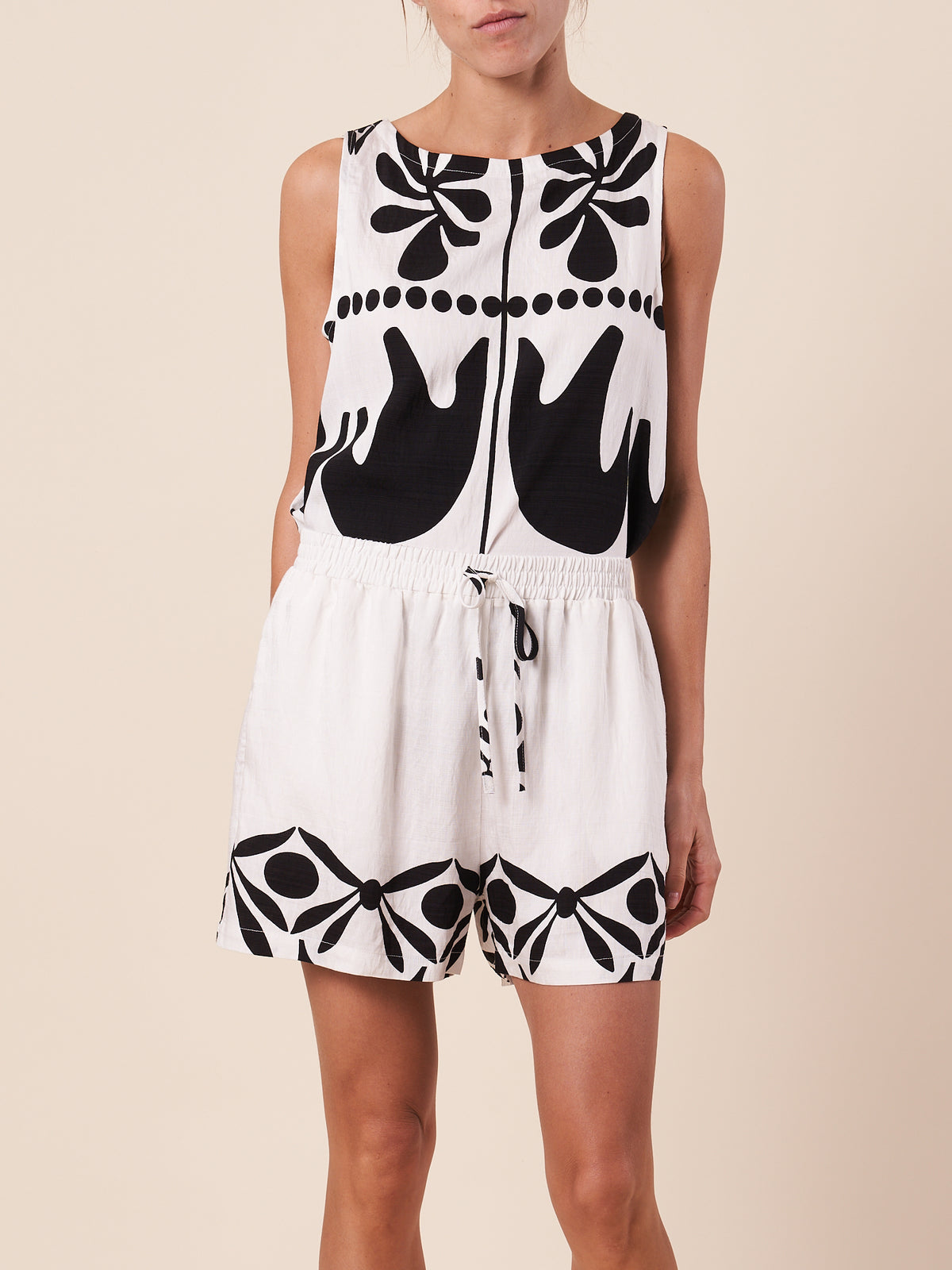 ELASTIC WAIST SHORTS W/ DRAWCORD